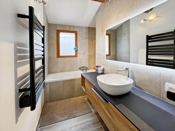 Maison 2ch et bureau jardin parking