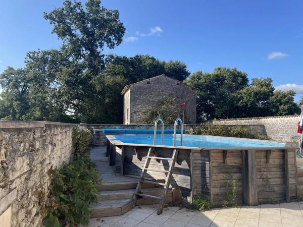 Maison proche Jonzac avec piscine et petit jardin