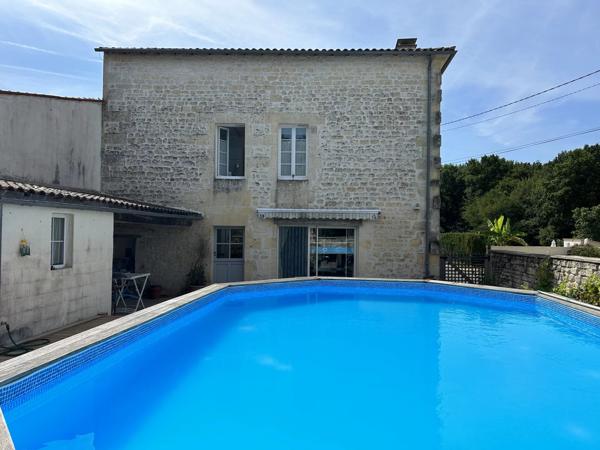 Maison proche Jonzac avec piscine et petit jardin