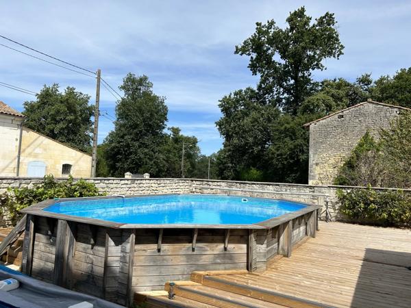 Maison proche Jonzac avec piscine et petit jardin