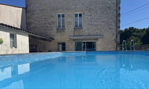 Maison proche Jonzac avec piscine et petit jardin