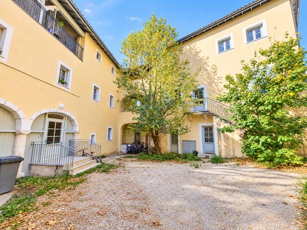 FRANCHEVILLE-LE -BAS- T3 AU 2EME ETAGE- POSSIBILITE GARAGE
