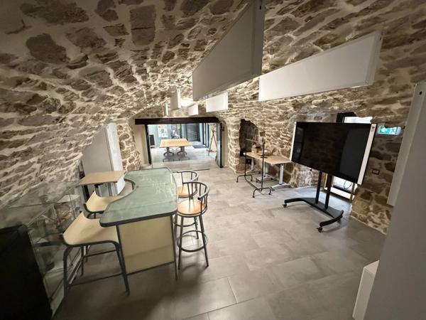 Location Local commercial 2 pièces 52 m2 à Les Rives