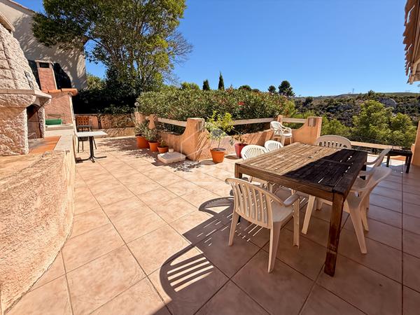 LES PENNES MIRABEAU - Maison T3 avec 2 garages, piscine sur une parcelle de 590m2