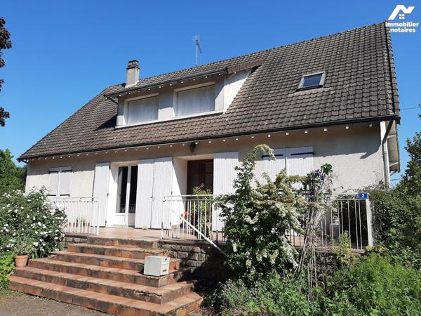 Pavillon de plain pied avec sous-sol enterré proche centre avec parc arboré autour