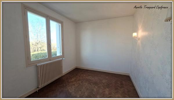 Maison à vendre 6 pièces proche SAINT JEAN D'ANGELY composée de 4 chambres, terrain clos et arboré avec sous sol aménagé