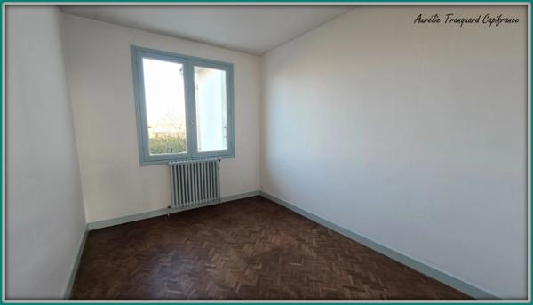 Maison à vendre 6 pièces proche SAINT JEAN D'ANGELY composée de 4 chambres, terrain clos et arboré avec sous sol aménagé