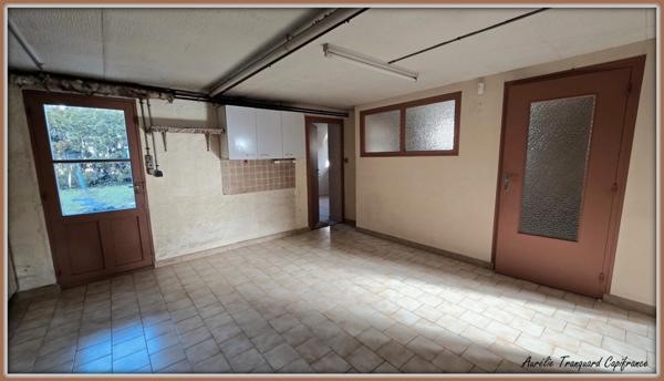 Maison à vendre 6 pièces proche SAINT JEAN D'ANGELY composée de 4 chambres, terrain clos et arboré avec sous sol aménagé