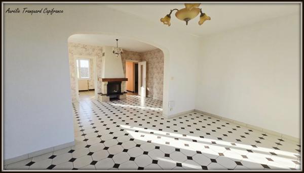 Maison à vendre 6 pièces proche SAINT JEAN D'ANGELY composée de 4 chambres, terrain clos et arboré avec sous sol aménagé
