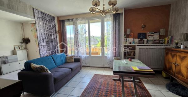 🏡 Appartement 5 pièces – 3 chambres – Balcon, cave, grenier et garage 

Aux portes de Rouen, dans un environnement calme et verdoyant, découvrez cet appartement familial de 82 m2 situé au Rdc surélevé, six marches environ, d'un immeuble de trois étages 
Situé à deux pas des transports, des commerces, des écoles, et de lieux culturels pour un quotidien pratique. 
Un jardin clos et arboré au pied de l'immeuble permet de profiter d'un espace commun au calme.
Son agencement fonctionnel propose :
Une entrée, un séjour / salon spacieux de 27 m², une cuisine aménagée, trois chambres, une salle de douche et un WC indépendant, offrant de beaux espaces de vie pour une famille.   
Un balcon, une grande cave, un vaste grenier ainsi qu'un garage complètent cet appartement.
A retenir : 
- DPE D, Double vitrage et Volets roulants récents.
- Les charges de 230 €/mois, comprennent le CHAUFFAGE, l'EAU et l'entretien des parties communes. 

Pour plus d'informations ou pour organiser une visite, contactez moi.

. Photos des pièces de vie générées par IA ( Suggestions d'aménagement )