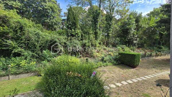 🏡 Appartement 5 pièces – 3 chambres – Balcon, cave, grenier et garage 

Aux portes de Rouen, dans un environnement calme et verdoyant, découvrez cet appartement familial de 82 m2 situé au Rdc surélevé, six marches environ, d'un immeuble de trois étages 
Situé à deux pas des transports, des commerces, des écoles, et de lieux culturels pour un quotidien pratique. 
Un jardin clos et arboré au pied de l'immeuble permet de profiter d'un espace commun au calme.
Son agencement fonctionnel propose :
Une entrée, un séjour / salon spacieux de 27 m², une cuisine aménagée, trois chambres, une salle de douche et un WC indépendant, offrant de beaux espaces de vie pour une famille.   
Un balcon, une grande cave, un vaste grenier ainsi qu'un garage complètent cet appartement.
A retenir : 
- DPE D, Double vitrage et Volets roulants récents.
- Les charges de 230 €/mois, comprennent le CHAUFFAGE, l'EAU et l'entretien des parties communes. 

Pour plus d'informations ou pour organiser une visite, contactez moi.

. Photos des pièces de vie générées par IA ( Suggestions d'aménagement )