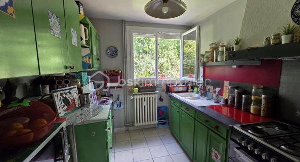 🏡 Appartement 5 pièces – 3 chambres – Balcon, cave, grenier et garage 

Aux portes de Rouen, dans un environnement calme et verdoyant, découvrez cet appartement familial de 82 m2 situé au Rdc surélevé, six marches environ, d'un immeuble de trois étages 
Situé à deux pas des transports, des commerces, des écoles, et de lieux culturels pour un quotidien pratique. 
Un jardin clos et arboré au pied de l'immeuble permet de profiter d'un espace commun au calme.
Son agencement fonctionnel propose :
Une entrée, un séjour / salon spacieux de 27 m², une cuisine aménagée, trois chambres, une salle de douche et un WC indépendant, offrant de beaux espaces de vie pour une famille.   
Un balcon, une grande cave, un vaste grenier ainsi qu'un garage complètent cet appartement.
A retenir : 
- DPE D, Double vitrage et Volets roulants récents.
- Les charges de 230 €/mois, comprennent le CHAUFFAGE, l'EAU et l'entretien des parties communes. 

Pour plus d'informations ou pour organiser une visite, contactez moi.

. Photos des pièces de vie générées par IA ( Suggestions d'aménagement )