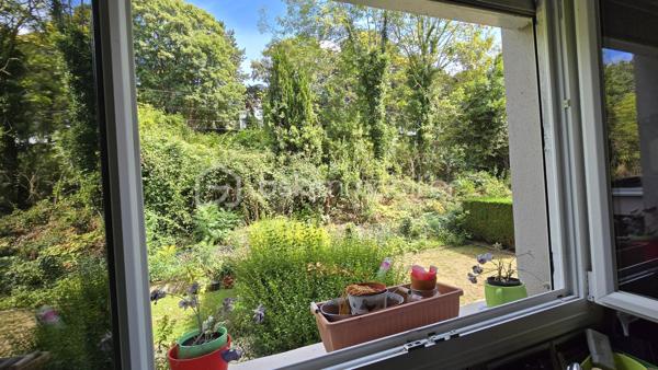 🏡 Appartement 5 pièces – 3 chambres – Balcon, cave, grenier et garage 

Aux portes de Rouen, dans un environnement calme et verdoyant, découvrez cet appartement familial de 82 m2 situé au Rdc surélevé, six marches environ, d'un immeuble de trois étages 
Situé à deux pas des transports, des commerces, des écoles, et de lieux culturels pour un quotidien pratique. 
Un jardin clos et arboré au pied de l'immeuble permet de profiter d'un espace commun au calme.
Son agencement fonctionnel propose :
Une entrée, un séjour / salon spacieux de 27 m², une cuisine aménagée, trois chambres, une salle de douche et un WC indépendant, offrant de beaux espaces de vie pour une famille.   
Un balcon, une grande cave, un vaste grenier ainsi qu'un garage complètent cet appartement.
A retenir : 
- DPE D, Double vitrage et Volets roulants récents.
- Les charges de 230 €/mois, comprennent le CHAUFFAGE, l'EAU et l'entretien des parties communes. 

Pour plus d'informations ou pour organiser une visite, contactez moi.

. Photos des pièces de vie générées par IA ( Suggestions d'aménagement )