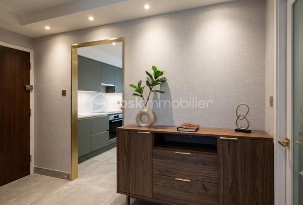 🏡 Appartement 5 pièces – 3 chambres – Balcon, cave, grenier et garage 

Aux portes de Rouen, dans un environnement calme et verdoyant, découvrez cet appartement familial de 82 m2 situé au Rdc surélevé, six marches environ, d'un immeuble de trois étages 
Situé à deux pas des transports, des commerces, des écoles, et de lieux culturels pour un quotidien pratique. 
Un jardin clos et arboré au pied de l'immeuble permet de profiter d'un espace commun au calme.
Son agencement fonctionnel propose :
Une entrée, un séjour / salon spacieux de 27 m², une cuisine aménagée, trois chambres, une salle de douche et un WC indépendant, offrant de beaux espaces de vie pour une famille.   
Un balcon, une grande cave, un vaste grenier ainsi qu'un garage complètent cet appartement.
A retenir : 
- DPE D, Double vitrage et Volets roulants récents.
- Les charges de 230 €/mois, comprennent le CHAUFFAGE, l'EAU et l'entretien des parties communes. 

Pour plus d'informations ou pour organiser une visite, contactez moi.

. Photos des pièces de vie générées par IA ( Suggestions d'aménagement )