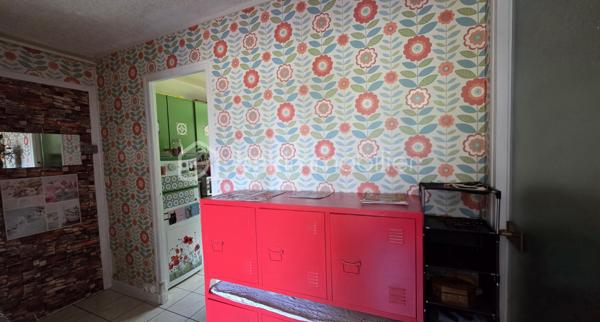 🏡 Appartement 5 pièces – 3 chambres – Balcon, cave, grenier et garage 

Aux portes de Rouen, dans un environnement calme et verdoyant, découvrez cet appartement familial de 82 m2 situé au Rdc surélevé, six marches environ, d'un immeuble de trois étages 
Situé à deux pas des transports, des commerces, des écoles, et de lieux culturels pour un quotidien pratique. 
Un jardin clos et arboré au pied de l'immeuble permet de profiter d'un espace commun au calme.
Son agencement fonctionnel propose :
Une entrée, un séjour / salon spacieux de 27 m², une cuisine aménagée, trois chambres, une salle de douche et un WC indépendant, offrant de beaux espaces de vie pour une famille.   
Un balcon, une grande cave, un vaste grenier ainsi qu'un garage complètent cet appartement.
A retenir : 
- DPE D, Double vitrage et Volets roulants récents.
- Les charges de 230 €/mois, comprennent le CHAUFFAGE, l'EAU et l'entretien des parties communes. 

Pour plus d'informations ou pour organiser une visite, contactez moi.

. Photos des pièces de vie générées par IA ( Suggestions d'aménagement )