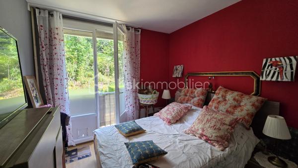 🏡 Appartement 5 pièces – 3 chambres – Balcon, cave, grenier et garage 

Aux portes de Rouen, dans un environnement calme et verdoyant, découvrez cet appartement familial de 82 m2 situé au Rdc surélevé, six marches environ, d'un immeuble de trois étages 
Situé à deux pas des transports, des commerces, des écoles, et de lieux culturels pour un quotidien pratique. 
Un jardin clos et arboré au pied de l'immeuble permet de profiter d'un espace commun au calme.
Son agencement fonctionnel propose :
Une entrée, un séjour / salon spacieux de 27 m², une cuisine aménagée, trois chambres, une salle de douche et un WC indépendant, offrant de beaux espaces de vie pour une famille.   
Un balcon, une grande cave, un vaste grenier ainsi qu'un garage complètent cet appartement.
A retenir : 
- DPE D, Double vitrage et Volets roulants récents.
- Les charges de 230 €/mois, comprennent le CHAUFFAGE, l'EAU et l'entretien des parties communes. 

Pour plus d'informations ou pour organiser une visite, contactez moi.

. Photos des pièces de vie générées par IA ( Suggestions d'aménagement )