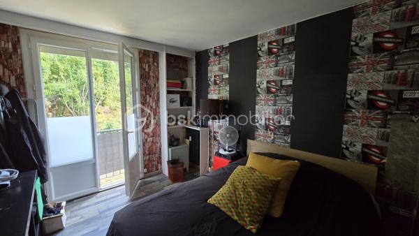 🏡 Appartement 5 pièces – 3 chambres – Balcon, cave, grenier et garage 

Aux portes de Rouen, dans un environnement calme et verdoyant, découvrez cet appartement familial de 82 m2 situé au Rdc surélevé, six marches environ, d'un immeuble de trois étages 
Situé à deux pas des transports, des commerces, des écoles, et de lieux culturels pour un quotidien pratique. 
Un jardin clos et arboré au pied de l'immeuble permet de profiter d'un espace commun au calme.
Son agencement fonctionnel propose :
Une entrée, un séjour / salon spacieux de 27 m², une cuisine aménagée, trois chambres, une salle de douche et un WC indépendant, offrant de beaux espaces de vie pour une famille.   
Un balcon, une grande cave, un vaste grenier ainsi qu'un garage complètent cet appartement.
A retenir : 
- DPE D, Double vitrage et Volets roulants récents.
- Les charges de 230 €/mois, comprennent le CHAUFFAGE, l'EAU et l'entretien des parties communes. 

Pour plus d'informations ou pour organiser une visite, contactez moi.

. Photos des pièces de vie générées par IA ( Suggestions d'aménagement )