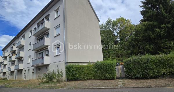 🏡 Appartement 5 pièces – 3 chambres – Balcon, cave, grenier et garage 

Aux portes de Rouen, dans un environnement calme et verdoyant, découvrez cet appartement familial de 82 m2 situé au Rdc surélevé, six marches environ, d'un immeuble de trois étages 
Situé à deux pas des transports, des commerces, des écoles, et de lieux culturels pour un quotidien pratique. 
Un jardin clos et arboré au pied de l'immeuble permet de profiter d'un espace commun au calme.
Son agencement fonctionnel propose :
Une entrée, un séjour / salon spacieux de 27 m², une cuisine aménagée, trois chambres, une salle de douche et un WC indépendant, offrant de beaux espaces de vie pour une famille.   
Un balcon, une grande cave, un vaste grenier ainsi qu'un garage complètent cet appartement.
A retenir : 
- DPE D, Double vitrage et Volets roulants récents.
- Les charges de 230 €/mois, comprennent le CHAUFFAGE, l'EAU et l'entretien des parties communes. 

Pour plus d'informations ou pour organiser une visite, contactez moi.

. Photos des pièces de vie générées par IA ( Suggestions d'aménagement )