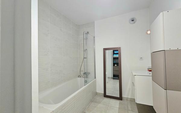 Appartement à vendre    3 pièces • 68 m2 Eyguières