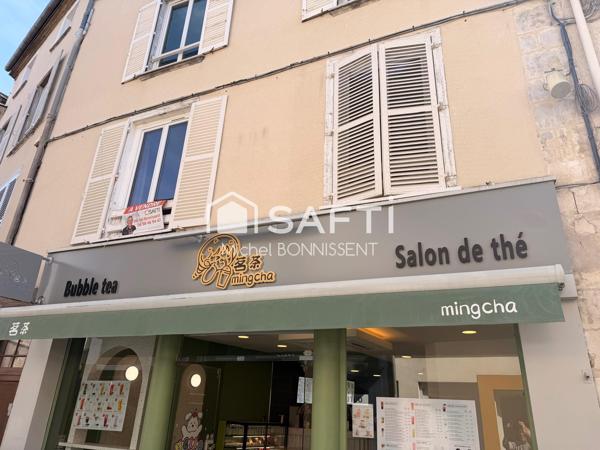 Appartement plein centre ville , rue piétonne , proximité de la place Gordaine.