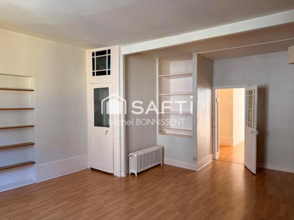 Appartement plein centre ville , rue piétonne , proximité de la place Gordaine.