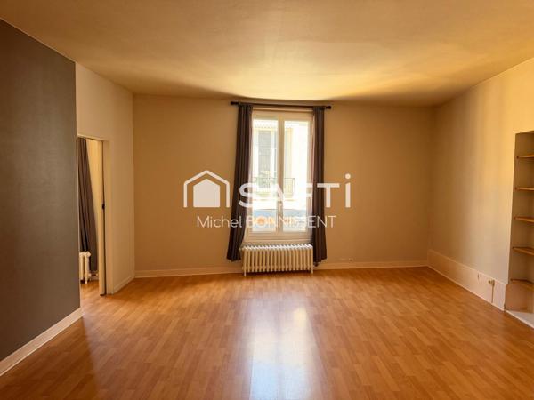 Appartement plein centre ville , rue piétonne , proximité de la place Gordaine.