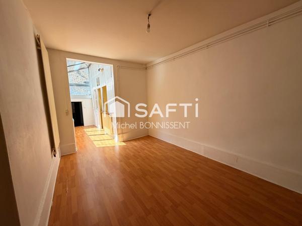 Appartement plein centre ville , rue piétonne , proximité de la place Gordaine.