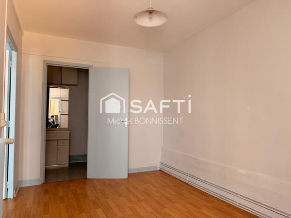 Appartement plein centre ville , rue piétonne , proximité de la place Gordaine.