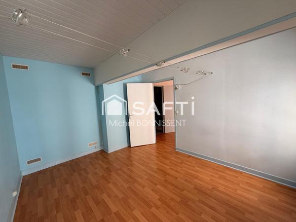 Appartement plein centre ville , rue piétonne , proximité de la place Gordaine.