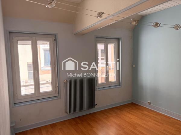 Appartement plein centre ville , rue piétonne , proximité de la place Gordaine.