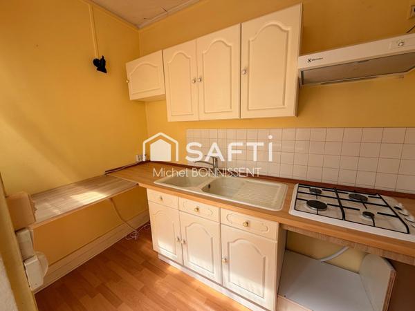 Appartement plein centre ville , rue piétonne , proximité de la place Gordaine.