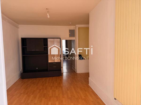 Appartement plein centre ville , rue piétonne , proximité de la place Gordaine.