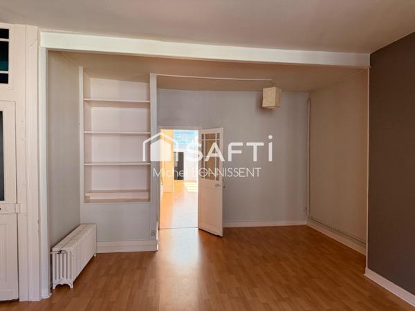 Appartement plein centre ville , rue piétonne , proximité de la place Gordaine.