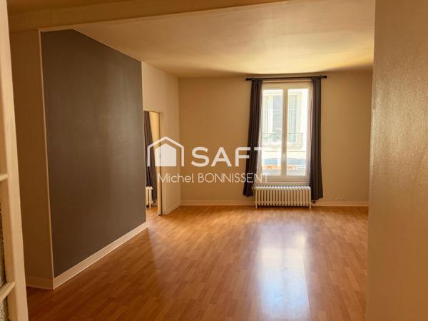 Appartement plein centre ville , rue piétonne , proximité de la place Gordaine.