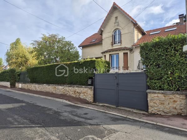 Cette charmante meulière des années 1930 de 140 m² est édifiée sur un terrain d’environ 740 m². Située dans un secteur calme de Montgeron, en lisière immédiate de la forêt de Sénart, elle offre un cadre verdoyant et un beau potentiel pour une vie de famille !!

Au rez-de-chaussée, l’entrée dessert une cuisine, un WC indépendant, un bureau, une chambre ainsi qu’un vaste séjour cathédrale traversant agrémenté d’une cheminée propice aux moments de convivialité.
À l’étage, un palier distribue trois chambres, dont une disposant de sa salle d’eau privative avec WC équipé d’un sanibroyeur, ainsi qu’une seconde salle d’eau avec WC sanibroyeur.
Un sous-sol, accessible depuis l’entrée et présentant une hauteur sous plafond réduite, complète le bien. Il comprend une buanderie, une chaufferie, une cave et une pièce pouvant servir de bureau ou d’espace de rangement.
À l’extérieur, le jardin offre un bel espace pour profiter des beaux jours. Une grande piscine à rénover vient compléter ce bien.
Un spacieux garage pouvant accueillir plusieurs véhicules constitue un atout supplémentaire !!
Cette maison pleine de charme attend ses futurs propriétaires pour être remise au goût du jour et personnalisée selon vos envies. Avec ses beaux volumes, son jardin et son emplacement privilégié, elle offre une belle opportunité de créer un lieu de vie à votre image.
Une propriété de caractère à découvrir sans tarder !