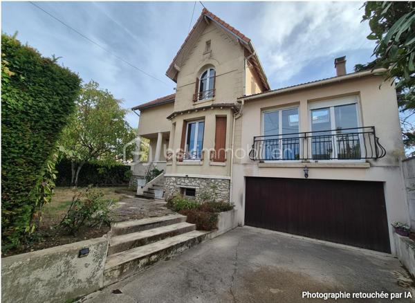 Cette charmante meulière des années 1930 de 140 m² est édifiée sur un terrain d’environ 740 m². Située dans un secteur calme de Montgeron, en lisière immédiate de la forêt de Sénart, elle offre un cadre verdoyant et un beau potentiel pour une vie de famille !!

Au rez-de-chaussée, l’entrée dessert une cuisine, un WC indépendant, un bureau, une chambre ainsi qu’un vaste séjour cathédrale traversant agrémenté d’une cheminée propice aux moments de convivialité.
À l’étage, un palier distribue trois chambres, dont une disposant de sa salle d’eau privative avec WC équipé d’un sanibroyeur, ainsi qu’une seconde salle d’eau avec WC sanibroyeur.
Un sous-sol, accessible depuis l’entrée et présentant une hauteur sous plafond réduite, complète le bien. Il comprend une buanderie, une chaufferie, une cave et une pièce pouvant servir de bureau ou d’espace de rangement.
À l’extérieur, le jardin offre un bel espace pour profiter des beaux jours. Une grande piscine à rénover vient compléter ce bien.
Un spacieux garage pouvant accueillir plusieurs véhicules constitue un atout supplémentaire !!
Cette maison pleine de charme attend ses futurs propriétaires pour être remise au goût du jour et personnalisée selon vos envies. Avec ses beaux volumes, son jardin et son emplacement privilégié, elle offre une belle opportunité de créer un lieu de vie à votre image.
Une propriété de caractère à découvrir sans tarder !