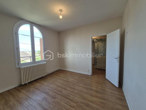 Cette charmante meulière des années 1930 de 140 m² est édifiée sur un terrain d’environ 740 m². Située dans un secteur calme de Montgeron, en lisière immédiate de la forêt de Sénart, elle offre un cadre verdoyant et un beau potentiel pour une vie de famille !!

Au rez-de-chaussée, l’entrée dessert une cuisine, un WC indépendant, un bureau, une chambre ainsi qu’un vaste séjour cathédrale traversant agrémenté d’une cheminée propice aux moments de convivialité.
À l’étage, un palier distribue trois chambres, dont une disposant de sa salle d’eau privative avec WC équipé d’un sanibroyeur, ainsi qu’une seconde salle d’eau avec WC sanibroyeur.
Un sous-sol, accessible depuis l’entrée et présentant une hauteur sous plafond réduite, complète le bien. Il comprend une buanderie, une chaufferie, une cave et une pièce pouvant servir de bureau ou d’espace de rangement.
À l’extérieur, le jardin offre un bel espace pour profiter des beaux jours. Une grande piscine à rénover vient compléter ce bien.
Un spacieux garage pouvant accueillir plusieurs véhicules constitue un atout supplémentaire !!
Cette maison pleine de charme attend ses futurs propriétaires pour être remise au goût du jour et personnalisée selon vos envies. Avec ses beaux volumes, son jardin et son emplacement privilégié, elle offre une belle opportunité de créer un lieu de vie à votre image.
Une propriété de caractère à découvrir sans tarder !