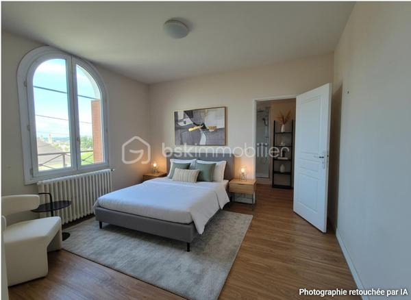 Cette charmante meulière des années 1930 de 140 m² est édifiée sur un terrain d’environ 740 m². Située dans un secteur calme de Montgeron, en lisière immédiate de la forêt de Sénart, elle offre un cadre verdoyant et un beau potentiel pour une vie de famille !!

Au rez-de-chaussée, l’entrée dessert une cuisine, un WC indépendant, un bureau, une chambre ainsi qu’un vaste séjour cathédrale traversant agrémenté d’une cheminée propice aux moments de convivialité.
À l’étage, un palier distribue trois chambres, dont une disposant de sa salle d’eau privative avec WC équipé d’un sanibroyeur, ainsi qu’une seconde salle d’eau avec WC sanibroyeur.
Un sous-sol, accessible depuis l’entrée et présentant une hauteur sous plafond réduite, complète le bien. Il comprend une buanderie, une chaufferie, une cave et une pièce pouvant servir de bureau ou d’espace de rangement.
À l’extérieur, le jardin offre un bel espace pour profiter des beaux jours. Une grande piscine à rénover vient compléter ce bien.
Un spacieux garage pouvant accueillir plusieurs véhicules constitue un atout supplémentaire !!
Cette maison pleine de charme attend ses futurs propriétaires pour être remise au goût du jour et personnalisée selon vos envies. Avec ses beaux volumes, son jardin et son emplacement privilégié, elle offre une belle opportunité de créer un lieu de vie à votre image.
Une propriété de caractère à découvrir sans tarder !