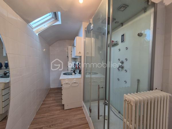 Cette charmante meulière des années 1930 de 140 m² est édifiée sur un terrain d’environ 740 m². Située dans un secteur calme de Montgeron, en lisière immédiate de la forêt de Sénart, elle offre un cadre verdoyant et un beau potentiel pour une vie de famille !!

Au rez-de-chaussée, l’entrée dessert une cuisine, un WC indépendant, un bureau, une chambre ainsi qu’un vaste séjour cathédrale traversant agrémenté d’une cheminée propice aux moments de convivialité.
À l’étage, un palier distribue trois chambres, dont une disposant de sa salle d’eau privative avec WC équipé d’un sanibroyeur, ainsi qu’une seconde salle d’eau avec WC sanibroyeur.
Un sous-sol, accessible depuis l’entrée et présentant une hauteur sous plafond réduite, complète le bien. Il comprend une buanderie, une chaufferie, une cave et une pièce pouvant servir de bureau ou d’espace de rangement.
À l’extérieur, le jardin offre un bel espace pour profiter des beaux jours. Une grande piscine à rénover vient compléter ce bien.
Un spacieux garage pouvant accueillir plusieurs véhicules constitue un atout supplémentaire !!
Cette maison pleine de charme attend ses futurs propriétaires pour être remise au goût du jour et personnalisée selon vos envies. Avec ses beaux volumes, son jardin et son emplacement privilégié, elle offre une belle opportunité de créer un lieu de vie à votre image.
Une propriété de caractère à découvrir sans tarder !