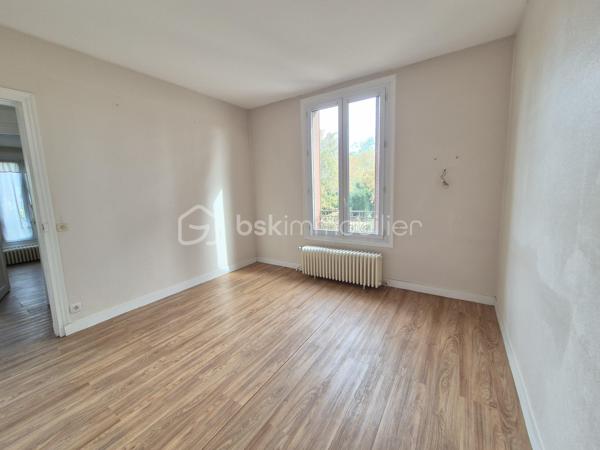 Cette charmante meulière des années 1930 de 140 m² est édifiée sur un terrain d’environ 740 m². Située dans un secteur calme de Montgeron, en lisière immédiate de la forêt de Sénart, elle offre un cadre verdoyant et un beau potentiel pour une vie de famille !!

Au rez-de-chaussée, l’entrée dessert une cuisine, un WC indépendant, un bureau, une chambre ainsi qu’un vaste séjour cathédrale traversant agrémenté d’une cheminée propice aux moments de convivialité.
À l’étage, un palier distribue trois chambres, dont une disposant de sa salle d’eau privative avec WC équipé d’un sanibroyeur, ainsi qu’une seconde salle d’eau avec WC sanibroyeur.
Un sous-sol, accessible depuis l’entrée et présentant une hauteur sous plafond réduite, complète le bien. Il comprend une buanderie, une chaufferie, une cave et une pièce pouvant servir de bureau ou d’espace de rangement.
À l’extérieur, le jardin offre un bel espace pour profiter des beaux jours. Une grande piscine à rénover vient compléter ce bien.
Un spacieux garage pouvant accueillir plusieurs véhicules constitue un atout supplémentaire !!
Cette maison pleine de charme attend ses futurs propriétaires pour être remise au goût du jour et personnalisée selon vos envies. Avec ses beaux volumes, son jardin et son emplacement privilégié, elle offre une belle opportunité de créer un lieu de vie à votre image.
Une propriété de caractère à découvrir sans tarder !