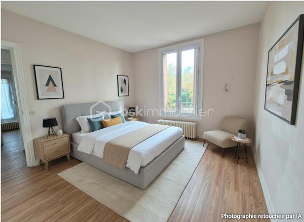 Cette charmante meulière des années 1930 de 140 m² est édifiée sur un terrain d’environ 740 m². Située dans un secteur calme de Montgeron, en lisière immédiate de la forêt de Sénart, elle offre un cadre verdoyant et un beau potentiel pour une vie de famille !!

Au rez-de-chaussée, l’entrée dessert une cuisine, un WC indépendant, un bureau, une chambre ainsi qu’un vaste séjour cathédrale traversant agrémenté d’une cheminée propice aux moments de convivialité.
À l’étage, un palier distribue trois chambres, dont une disposant de sa salle d’eau privative avec WC équipé d’un sanibroyeur, ainsi qu’une seconde salle d’eau avec WC sanibroyeur.
Un sous-sol, accessible depuis l’entrée et présentant une hauteur sous plafond réduite, complète le bien. Il comprend une buanderie, une chaufferie, une cave et une pièce pouvant servir de bureau ou d’espace de rangement.
À l’extérieur, le jardin offre un bel espace pour profiter des beaux jours. Une grande piscine à rénover vient compléter ce bien.
Un spacieux garage pouvant accueillir plusieurs véhicules constitue un atout supplémentaire !!
Cette maison pleine de charme attend ses futurs propriétaires pour être remise au goût du jour et personnalisée selon vos envies. Avec ses beaux volumes, son jardin et son emplacement privilégié, elle offre une belle opportunité de créer un lieu de vie à votre image.
Une propriété de caractère à découvrir sans tarder !