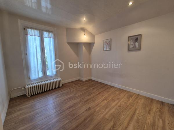 Cette charmante meulière des années 1930 de 140 m² est édifiée sur un terrain d’environ 740 m². Située dans un secteur calme de Montgeron, en lisière immédiate de la forêt de Sénart, elle offre un cadre verdoyant et un beau potentiel pour une vie de famille !!

Au rez-de-chaussée, l’entrée dessert une cuisine, un WC indépendant, un bureau, une chambre ainsi qu’un vaste séjour cathédrale traversant agrémenté d’une cheminée propice aux moments de convivialité.
À l’étage, un palier distribue trois chambres, dont une disposant de sa salle d’eau privative avec WC équipé d’un sanibroyeur, ainsi qu’une seconde salle d’eau avec WC sanibroyeur.
Un sous-sol, accessible depuis l’entrée et présentant une hauteur sous plafond réduite, complète le bien. Il comprend une buanderie, une chaufferie, une cave et une pièce pouvant servir de bureau ou d’espace de rangement.
À l’extérieur, le jardin offre un bel espace pour profiter des beaux jours. Une grande piscine à rénover vient compléter ce bien.
Un spacieux garage pouvant accueillir plusieurs véhicules constitue un atout supplémentaire !!
Cette maison pleine de charme attend ses futurs propriétaires pour être remise au goût du jour et personnalisée selon vos envies. Avec ses beaux volumes, son jardin et son emplacement privilégié, elle offre une belle opportunité de créer un lieu de vie à votre image.
Une propriété de caractère à découvrir sans tarder !