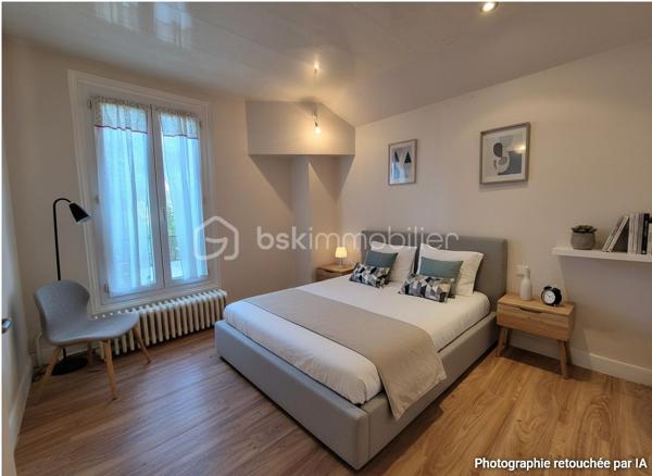 Cette charmante meulière des années 1930 de 140 m² est édifiée sur un terrain d’environ 740 m². Située dans un secteur calme de Montgeron, en lisière immédiate de la forêt de Sénart, elle offre un cadre verdoyant et un beau potentiel pour une vie de famille !!

Au rez-de-chaussée, l’entrée dessert une cuisine, un WC indépendant, un bureau, une chambre ainsi qu’un vaste séjour cathédrale traversant agrémenté d’une cheminée propice aux moments de convivialité.
À l’étage, un palier distribue trois chambres, dont une disposant de sa salle d’eau privative avec WC équipé d’un sanibroyeur, ainsi qu’une seconde salle d’eau avec WC sanibroyeur.
Un sous-sol, accessible depuis l’entrée et présentant une hauteur sous plafond réduite, complète le bien. Il comprend une buanderie, une chaufferie, une cave et une pièce pouvant servir de bureau ou d’espace de rangement.
À l’extérieur, le jardin offre un bel espace pour profiter des beaux jours. Une grande piscine à rénover vient compléter ce bien.
Un spacieux garage pouvant accueillir plusieurs véhicules constitue un atout supplémentaire !!
Cette maison pleine de charme attend ses futurs propriétaires pour être remise au goût du jour et personnalisée selon vos envies. Avec ses beaux volumes, son jardin et son emplacement privilégié, elle offre une belle opportunité de créer un lieu de vie à votre image.
Une propriété de caractère à découvrir sans tarder !