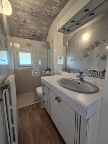 Cette charmante meulière des années 1930 de 140 m² est édifiée sur un terrain d’environ 740 m². Située dans un secteur calme de Montgeron, en lisière immédiate de la forêt de Sénart, elle offre un cadre verdoyant et un beau potentiel pour une vie de famille !!

Au rez-de-chaussée, l’entrée dessert une cuisine, un WC indépendant, un bureau, une chambre ainsi qu’un vaste séjour cathédrale traversant agrémenté d’une cheminée propice aux moments de convivialité.
À l’étage, un palier distribue trois chambres, dont une disposant de sa salle d’eau privative avec WC équipé d’un sanibroyeur, ainsi qu’une seconde salle d’eau avec WC sanibroyeur.
Un sous-sol, accessible depuis l’entrée et présentant une hauteur sous plafond réduite, complète le bien. Il comprend une buanderie, une chaufferie, une cave et une pièce pouvant servir de bureau ou d’espace de rangement.
À l’extérieur, le jardin offre un bel espace pour profiter des beaux jours. Une grande piscine à rénover vient compléter ce bien.
Un spacieux garage pouvant accueillir plusieurs véhicules constitue un atout supplémentaire !!
Cette maison pleine de charme attend ses futurs propriétaires pour être remise au goût du jour et personnalisée selon vos envies. Avec ses beaux volumes, son jardin et son emplacement privilégié, elle offre une belle opportunité de créer un lieu de vie à votre image.
Une propriété de caractère à découvrir sans tarder !