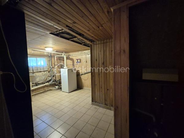 Cette charmante meulière des années 1930 de 140 m² est édifiée sur un terrain d’environ 740 m². Située dans un secteur calme de Montgeron, en lisière immédiate de la forêt de Sénart, elle offre un cadre verdoyant et un beau potentiel pour une vie de famille !!

Au rez-de-chaussée, l’entrée dessert une cuisine, un WC indépendant, un bureau, une chambre ainsi qu’un vaste séjour cathédrale traversant agrémenté d’une cheminée propice aux moments de convivialité.
À l’étage, un palier distribue trois chambres, dont une disposant de sa salle d’eau privative avec WC équipé d’un sanibroyeur, ainsi qu’une seconde salle d’eau avec WC sanibroyeur.
Un sous-sol, accessible depuis l’entrée et présentant une hauteur sous plafond réduite, complète le bien. Il comprend une buanderie, une chaufferie, une cave et une pièce pouvant servir de bureau ou d’espace de rangement.
À l’extérieur, le jardin offre un bel espace pour profiter des beaux jours. Une grande piscine à rénover vient compléter ce bien.
Un spacieux garage pouvant accueillir plusieurs véhicules constitue un atout supplémentaire !!
Cette maison pleine de charme attend ses futurs propriétaires pour être remise au goût du jour et personnalisée selon vos envies. Avec ses beaux volumes, son jardin et son emplacement privilégié, elle offre une belle opportunité de créer un lieu de vie à votre image.
Une propriété de caractère à découvrir sans tarder !