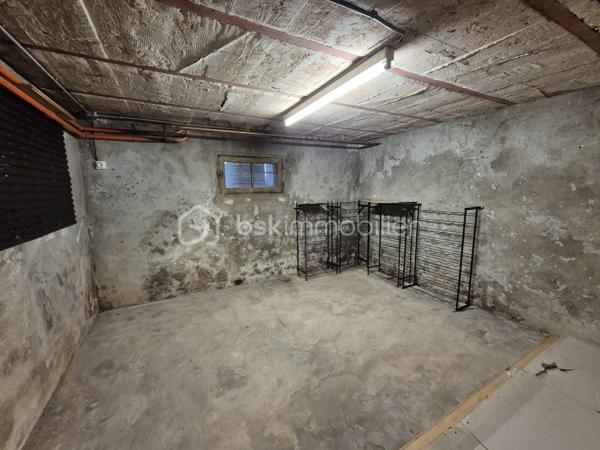 Cette charmante meulière des années 1930 de 140 m² est édifiée sur un terrain d’environ 740 m². Située dans un secteur calme de Montgeron, en lisière immédiate de la forêt de Sénart, elle offre un cadre verdoyant et un beau potentiel pour une vie de famille !!

Au rez-de-chaussée, l’entrée dessert une cuisine, un WC indépendant, un bureau, une chambre ainsi qu’un vaste séjour cathédrale traversant agrémenté d’une cheminée propice aux moments de convivialité.
À l’étage, un palier distribue trois chambres, dont une disposant de sa salle d’eau privative avec WC équipé d’un sanibroyeur, ainsi qu’une seconde salle d’eau avec WC sanibroyeur.
Un sous-sol, accessible depuis l’entrée et présentant une hauteur sous plafond réduite, complète le bien. Il comprend une buanderie, une chaufferie, une cave et une pièce pouvant servir de bureau ou d’espace de rangement.
À l’extérieur, le jardin offre un bel espace pour profiter des beaux jours. Une grande piscine à rénover vient compléter ce bien.
Un spacieux garage pouvant accueillir plusieurs véhicules constitue un atout supplémentaire !!
Cette maison pleine de charme attend ses futurs propriétaires pour être remise au goût du jour et personnalisée selon vos envies. Avec ses beaux volumes, son jardin et son emplacement privilégié, elle offre une belle opportunité de créer un lieu de vie à votre image.
Une propriété de caractère à découvrir sans tarder !