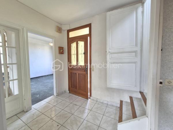 Cette charmante meulière des années 1930 de 140 m² est édifiée sur un terrain d’environ 740 m². Située dans un secteur calme de Montgeron, en lisière immédiate de la forêt de Sénart, elle offre un cadre verdoyant et un beau potentiel pour une vie de famille !!

Au rez-de-chaussée, l’entrée dessert une cuisine, un WC indépendant, un bureau, une chambre ainsi qu’un vaste séjour cathédrale traversant agrémenté d’une cheminée propice aux moments de convivialité.
À l’étage, un palier distribue trois chambres, dont une disposant de sa salle d’eau privative avec WC équipé d’un sanibroyeur, ainsi qu’une seconde salle d’eau avec WC sanibroyeur.
Un sous-sol, accessible depuis l’entrée et présentant une hauteur sous plafond réduite, complète le bien. Il comprend une buanderie, une chaufferie, une cave et une pièce pouvant servir de bureau ou d’espace de rangement.
À l’extérieur, le jardin offre un bel espace pour profiter des beaux jours. Une grande piscine à rénover vient compléter ce bien.
Un spacieux garage pouvant accueillir plusieurs véhicules constitue un atout supplémentaire !!
Cette maison pleine de charme attend ses futurs propriétaires pour être remise au goût du jour et personnalisée selon vos envies. Avec ses beaux volumes, son jardin et son emplacement privilégié, elle offre une belle opportunité de créer un lieu de vie à votre image.
Une propriété de caractère à découvrir sans tarder !