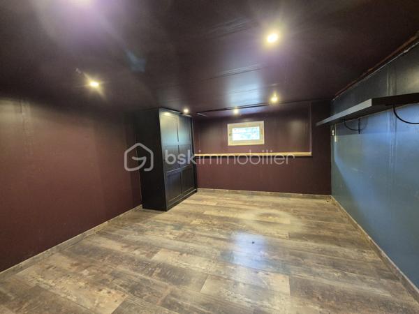 Cette charmante meulière des années 1930 de 140 m² est édifiée sur un terrain d’environ 740 m². Située dans un secteur calme de Montgeron, en lisière immédiate de la forêt de Sénart, elle offre un cadre verdoyant et un beau potentiel pour une vie de famille !!

Au rez-de-chaussée, l’entrée dessert une cuisine, un WC indépendant, un bureau, une chambre ainsi qu’un vaste séjour cathédrale traversant agrémenté d’une cheminée propice aux moments de convivialité.
À l’étage, un palier distribue trois chambres, dont une disposant de sa salle d’eau privative avec WC équipé d’un sanibroyeur, ainsi qu’une seconde salle d’eau avec WC sanibroyeur.
Un sous-sol, accessible depuis l’entrée et présentant une hauteur sous plafond réduite, complète le bien. Il comprend une buanderie, une chaufferie, une cave et une pièce pouvant servir de bureau ou d’espace de rangement.
À l’extérieur, le jardin offre un bel espace pour profiter des beaux jours. Une grande piscine à rénover vient compléter ce bien.
Un spacieux garage pouvant accueillir plusieurs véhicules constitue un atout supplémentaire !!
Cette maison pleine de charme attend ses futurs propriétaires pour être remise au goût du jour et personnalisée selon vos envies. Avec ses beaux volumes, son jardin et son emplacement privilégié, elle offre une belle opportunité de créer un lieu de vie à votre image.
Une propriété de caractère à découvrir sans tarder !