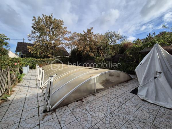 Cette charmante meulière des années 1930 de 140 m² est édifiée sur un terrain d’environ 740 m². Située dans un secteur calme de Montgeron, en lisière immédiate de la forêt de Sénart, elle offre un cadre verdoyant et un beau potentiel pour une vie de famille !!

Au rez-de-chaussée, l’entrée dessert une cuisine, un WC indépendant, un bureau, une chambre ainsi qu’un vaste séjour cathédrale traversant agrémenté d’une cheminée propice aux moments de convivialité.
À l’étage, un palier distribue trois chambres, dont une disposant de sa salle d’eau privative avec WC équipé d’un sanibroyeur, ainsi qu’une seconde salle d’eau avec WC sanibroyeur.
Un sous-sol, accessible depuis l’entrée et présentant une hauteur sous plafond réduite, complète le bien. Il comprend une buanderie, une chaufferie, une cave et une pièce pouvant servir de bureau ou d’espace de rangement.
À l’extérieur, le jardin offre un bel espace pour profiter des beaux jours. Une grande piscine à rénover vient compléter ce bien.
Un spacieux garage pouvant accueillir plusieurs véhicules constitue un atout supplémentaire !!
Cette maison pleine de charme attend ses futurs propriétaires pour être remise au goût du jour et personnalisée selon vos envies. Avec ses beaux volumes, son jardin et son emplacement privilégié, elle offre une belle opportunité de créer un lieu de vie à votre image.
Une propriété de caractère à découvrir sans tarder !
