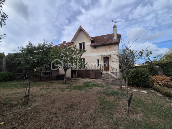 Cette charmante meulière des années 1930 de 140 m² est édifiée sur un terrain d’environ 740 m². Située dans un secteur calme de Montgeron, en lisière immédiate de la forêt de Sénart, elle offre un cadre verdoyant et un beau potentiel pour une vie de famille !!

Au rez-de-chaussée, l’entrée dessert une cuisine, un WC indépendant, un bureau, une chambre ainsi qu’un vaste séjour cathédrale traversant agrémenté d’une cheminée propice aux moments de convivialité.
À l’étage, un palier distribue trois chambres, dont une disposant de sa salle d’eau privative avec WC équipé d’un sanibroyeur, ainsi qu’une seconde salle d’eau avec WC sanibroyeur.
Un sous-sol, accessible depuis l’entrée et présentant une hauteur sous plafond réduite, complète le bien. Il comprend une buanderie, une chaufferie, une cave et une pièce pouvant servir de bureau ou d’espace de rangement.
À l’extérieur, le jardin offre un bel espace pour profiter des beaux jours. Une grande piscine à rénover vient compléter ce bien.
Un spacieux garage pouvant accueillir plusieurs véhicules constitue un atout supplémentaire !!
Cette maison pleine de charme attend ses futurs propriétaires pour être remise au goût du jour et personnalisée selon vos envies. Avec ses beaux volumes, son jardin et son emplacement privilégié, elle offre une belle opportunité de créer un lieu de vie à votre image.
Une propriété de caractère à découvrir sans tarder !